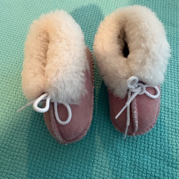 Minnetonka Other - MINNETONKA size 3 suede leather soft pink baby moccasins EUC like new